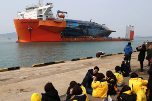 Phà Sewol đã về nơi "an nghỉ cuối cùng" sau 1.080 ngày