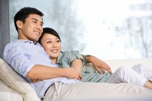 Chẳng cần nịnh nọt, chỉ cần "rót mật vào tai" những câu ngắn gọn này thì chồng nào cũng chiều