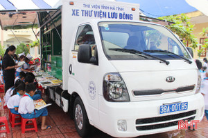 “Xe thư viện lưu động” mang hơn 4.500 quyển sách đến tận tay học sinh