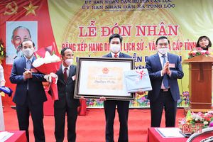 Đón nhận bằng Di tích LSVH cấp tỉnh Nhà thờ Nguyễn Phúc Lan