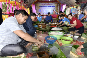 Sôi nổi thi gói bánh chưng dâng Thánh tại lễ hội Đền Cả