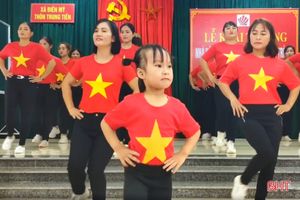 Bé gái 5 tuổi ở huyện miền núi Hà Tĩnh nhảy dân vũ cực dễ thương