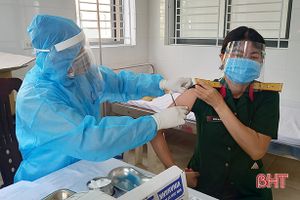 Hà Tĩnh: Hơn 400 cán bộ, chiến sỹ được tiêm vắc-xin phòng, chống dịch Covid-19