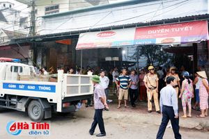 Hồng Lĩnh ra quân giải tỏa hành lang ATGT, họp chợ trái phép