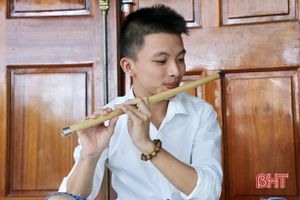 “Mê mẩn” giai điệu quê hương qua tiếng sáo của chàng trai 10X Hà Tĩnh
