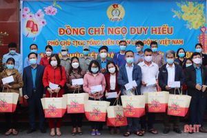Tổng Liên đoàn Lao động Việt Nam trao quà tết cho người lao động Hà Tĩnh