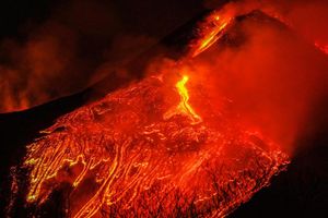 Núi lửa lớn nhất châu Âu phun dung nham đỏ rực