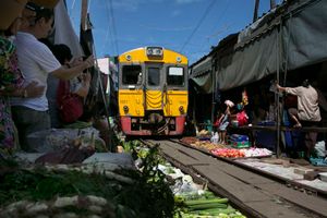 Thử cảm giác thót tim ở khu chợ đường sắt nổi tiếng Thái Lan