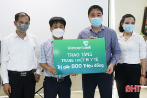 Vietcombank Hà Tĩnh trao tặng 800 triệu đồng cho tuyến đầu chống dịch