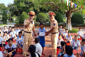 420 giáo viên, học sinh Hương Sơn được phổ biến pháp luật an ninh trường học, an toàn giao thông