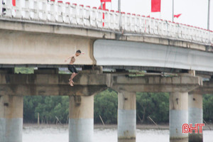 Thi nhau đứng trên cầu lao xuống sông, bất chấp nguy hiểm