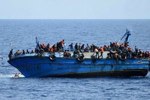 Chìm tàu chở 600 người di cư, cứu được 150 người