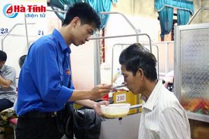 Phát cháo miễn phí cho bệnh nhân nghèo