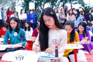 Độc đáo cuộc thi viết thư pháp đầu xuân ở Hà Tĩnh