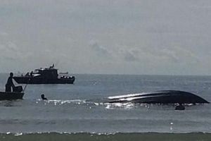 Tàu nạo vét cát Trung Quốc lật úp ở Malaysia, 14 người mất tích