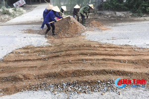 Chủ mỏ đá tình nguyện vá QL 8A giúp dân đi lại an toàn