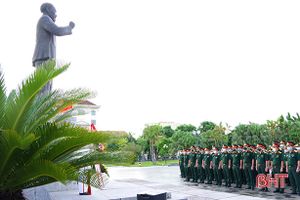 Cán bộ, chiến sỹ LLVT Hà Tĩnh dâng hương tưởng niệm Bác Hồ và các anh hùng, liệt sỹ