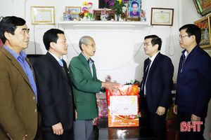 Lãnh đạo tỉnh chúc Tết gia đình chính sách, người có công ở Hương Sơn
