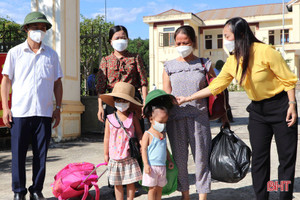 Vũ Quang bàn giao công dân hoàn thành cách ly sau khi trở về trên tàu SE 14