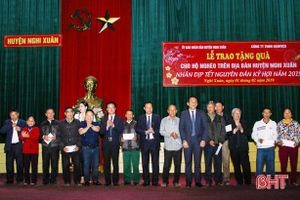 Trao 300 suất quà Tết cho người nghèo huyện Nghi Xuân