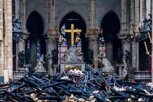 Tổng thống Pháp cam kết phục dựng Nhà thờ Đức Bà Paris đẹp hơn trong 5 năm