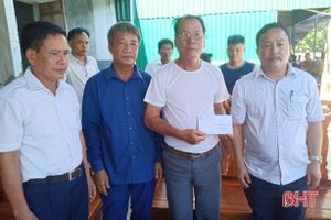 Điện lực Lộc Hà thăm hỏi, hỗ trợ gia đình 3 nạn nhân bị điện giật tử vong