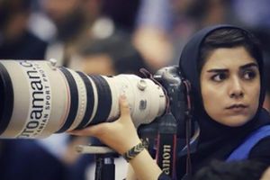 Nữ phóng viên thể thao Iran gây chú ý khi leo mái nhà tác nghiệp