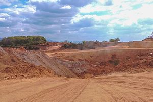 Đấu giá quyền khai thác mỏ đất làm nguyên liệu cho nhà máy gạch
