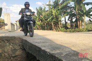 Nơm nớp lo sợ khi qua cầu không lan can ở Hà Tĩnh