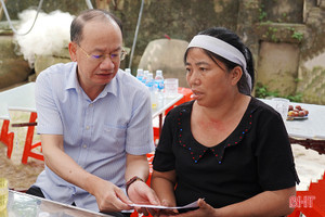 Lãnh đạo Nghi Xuân thăm hỏi gia đình có người thân gặp nạn trên biển