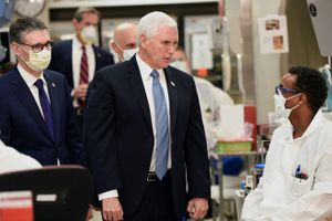 Phó Tổng thống Mỹ nhận sai khi không đeo khẩu trang thăm bệnh viện