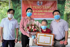923 đảng viên Hà Tĩnh nhận Huy hiệu Đảng nhân kỷ niệm Cách mạng tháng Mười Nga