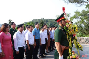 Lãnh đạo tỉnh dâng hương tưởng niệm 119 năm ngày sinh cố Tổng Bí thư Trần Phú