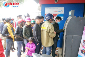 “Rồng rắn” xếp hàng rút tiền ATM ngày cận tết