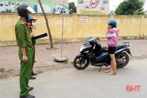 Đi chợ không đeo khẩu trang, thôn nữ ở Lộc Hà bị phạt 200 ngàn đồng