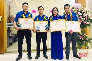 Thanh niên Hà Tĩnh nhận giải thưởng “15 tháng 10” và “Thanh niên sống đẹp”
