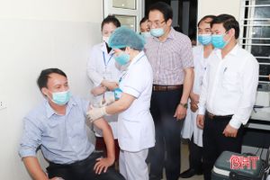 Nghi Xuân, Lộc Hà tiêm vắc-xin phòng Covid-19 cho đối tượng ưu tiên