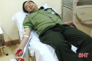 2 nhân viên BVĐK Hà Tĩnh hiến máu hiếm cứu bệnh nhân