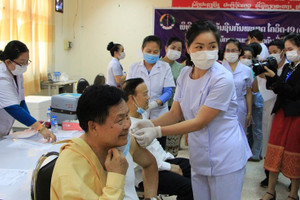 Hơn 103.000 người Lào đã được tiêm liều đầu tiên vaccine Covid-19