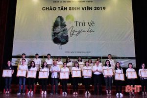 Tôn vinh sinh viên xứ Nghệ xuất sắc, điểm đầu vào đại học cao