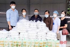 Formosa Hà Tĩnh trao tặng hàng trăm suất cơm cho bệnh nhân nghèo