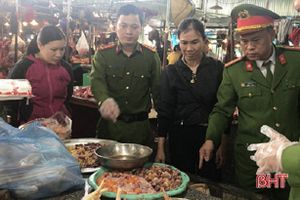 Ngăn chặn 38kg thịt gà "bẩn" chuẩn bị tiêu thụ tại chợ Hà Tĩnh