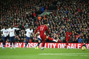 Salah ghi bàn trên chấm 11m, Liverpool ngược dòng đánh bại Tottenham
