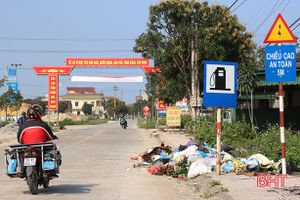 “Vô tư” vứt rác ngay cửa ngõ xã ven đô Hà Tĩnh