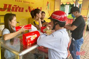 Trung thu vãn, nhiều khách hàng ở TP Hà Tĩnh vẫn tìm mua bánh