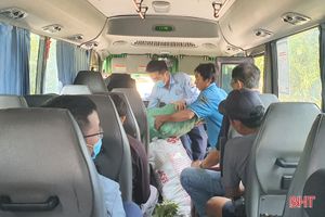 Xe buýt tuyến TP Hà Tĩnh - ga La Khê chất đầy hàng hóa, hành khách bức xúc