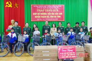 Tặng 85 xe đạp và 250 bàn ghế cho học sinh vùng khó khăn ở Hà Tĩnh