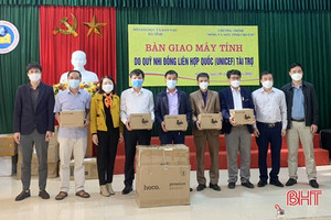 Bàn giao 500 máy tính bảng của UNICEF cho 20 trường học ở Hà Tĩnh