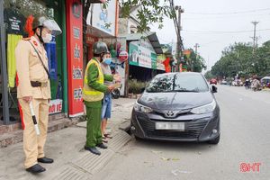 6 ngày ra quân, Công an TP Hà Tĩnh nhắc nhở, xử phạt 42 trường hợp dừng, đỗ xe sai quy định