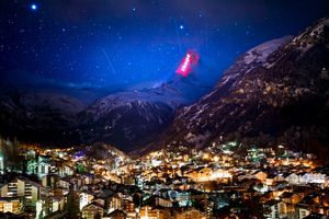 Thông điệp “hãy ở nhà” chiếu sáng trên dãy Alps